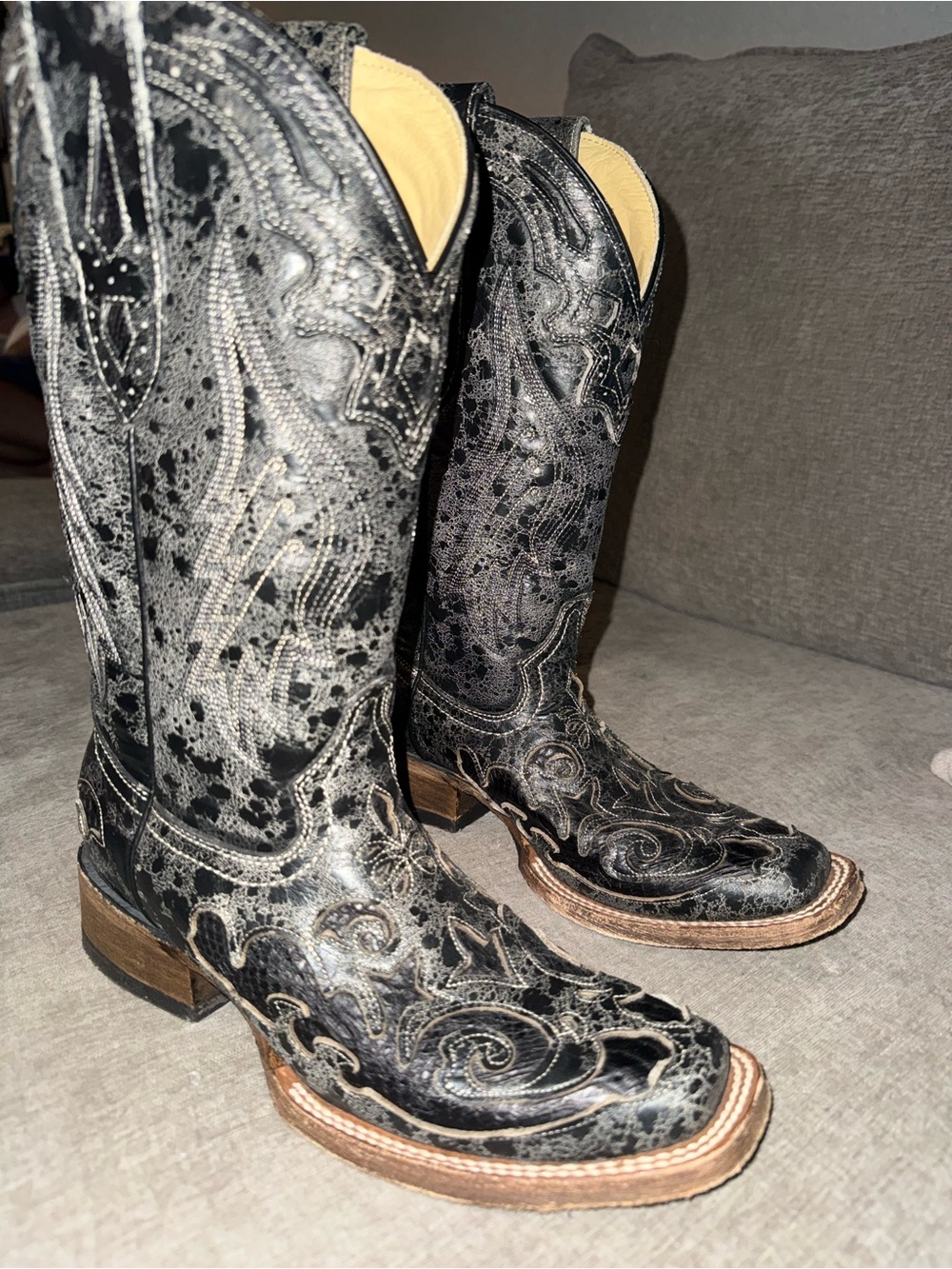 Women's Black Embroidered Western Cowboy Boots